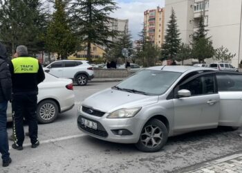 Dedesinin otomobiliyle gezerken polisin 'dur' ihtarına uymayan ehliyetsiz sürücü yakalandı