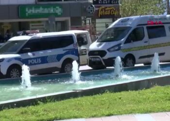 Parktaki LED ekranın ayağında erkek cesedi bulundu