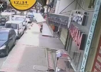 Gaziosmanpaşa’da takmaya çalıştığı tabelayla kaldırımda bekleyen kişinin üzerine düştü