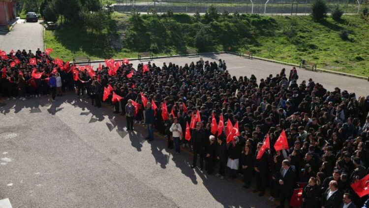 Bir-Sen heyeti Ufuk Arslan Anadolu Lisesi’nde bayrak törenine katıldı