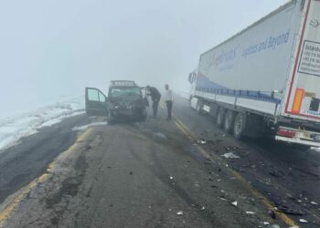 Ardahan yolunda hafif ticari araç ile TIR’ın çarpıştığı kaza kamerada: 2 yaralı