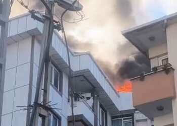 Esenyurt'ta 5 katlı binanın çatısında çıkan yangın yandaki iki apartmana sıçradı