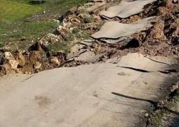 Bursa'da heyelan: Kırsal mahalleleri bağlayan yol ulaşıma kapandı
