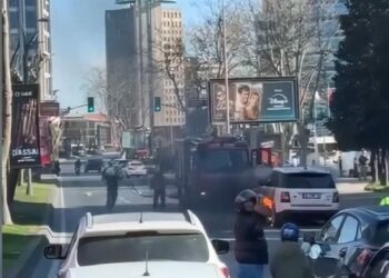 Şişli'de cipin lastikleri alev alev yandı; trafik kilitlendi