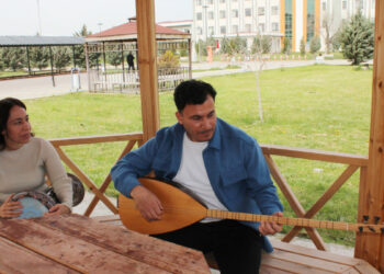 Yüzde 90 görme engelli kardeşler hem okuyor hem de müzisyenlik yapıyor