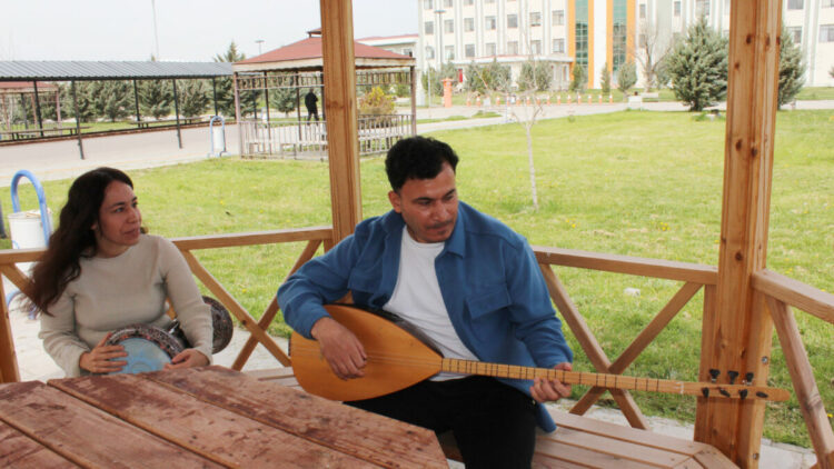 Yüzde 90 görme engelli kardeşler hem okuyor hem de müzisyenlik yapıyor