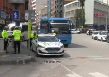 Gereksiz korna kullandığı gerekçesiyle ceza kesildi, gazetecilere hakaret etti