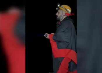Debisi yükselen derede mahsur kalan kişiyi ekipler kurtardı