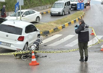 Otomobille motosiklet kavşakta çarpıştı: 2'si ağır, 3 yaralı