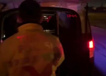 ‘Dur’ ihtarına uymayan sürücü otomobiliyle kaldırıma çarpınca yakalandı