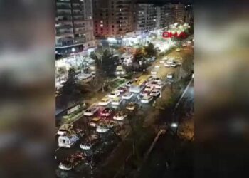 Minibüs ağaca çarptı: 8 yaralı