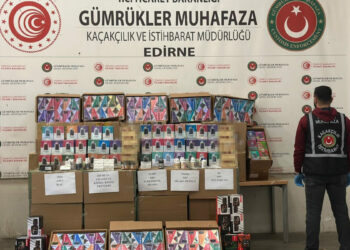 Kapıkule’de TIR’da 10 bin 400 elektronik sigara ve kaçak eşya ele geçirildi