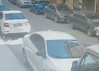 Pendik’te yola fırlayan çocuğa otomobilin çarptığı anlar kamerada