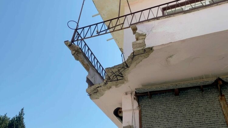 Balkon çöktü, baba ve engelli oğlu yaralandı