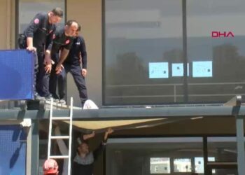 4'üncü kattan tentenin üzerine düşüp yaralandı