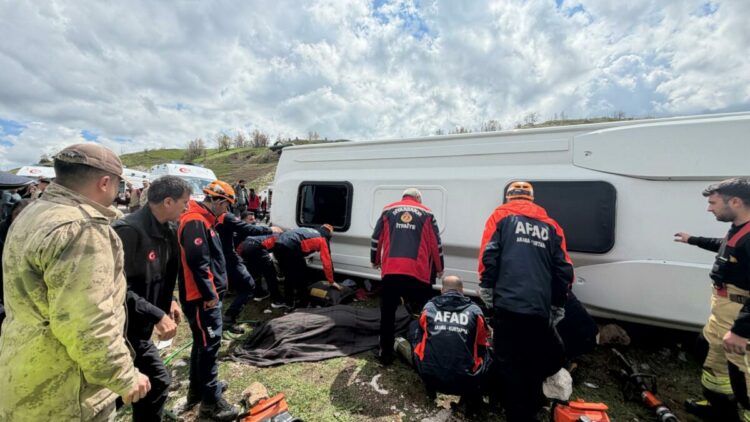 Diyarbakır’da midibüs devrildi: 1 ölü, 12 yaralı