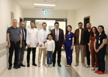 Kasığından alınan doku nakliyle ayakkabı giyip koşmaya başladı