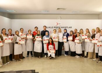 Şef Danilo Zanna depremzede kadınlarla aynı mutfakta buluştu
