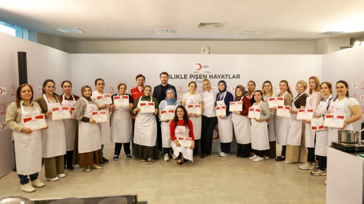 Şef Danilo Zanna depremzede kadınlarla aynı mutfakta buluştu