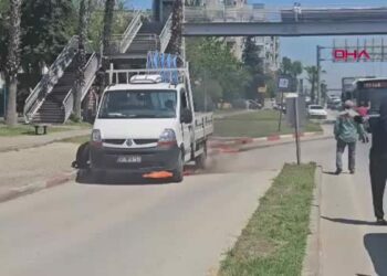 Kamyonette çıkan yangını, yoldan geçen araç sürücüleri söndürdü