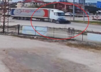 TIR'ın, çarptığı otomobili metrelerce sürüklediği kaza kamerada