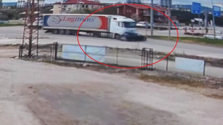 TIR'ın, çarptığı otomobili metrelerce sürüklediği kaza kamerada