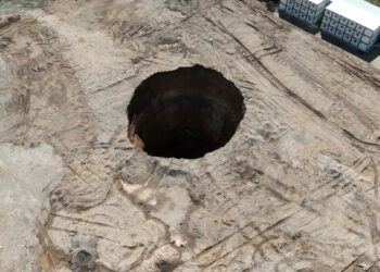 Hatay'da 35 metre çapında obruk oluştu