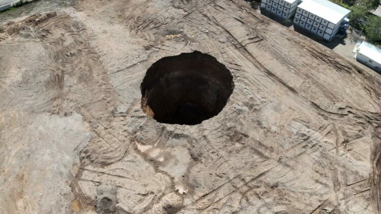 Hatay'da 35 metre çapında obruk oluştu