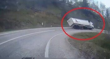 Freni boşalan TIR'ın virajda devrildiği kaza kamerada