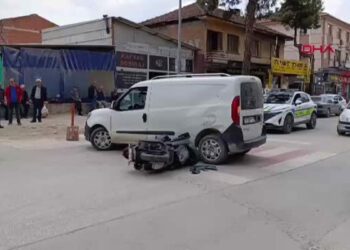 İnegöl'de hafif ticari araca çarpan motosikletli yaralandı