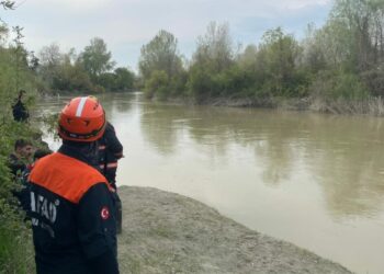 Sakarya Nehri'ne düşen çocuk için arama çalışması başlatıldı