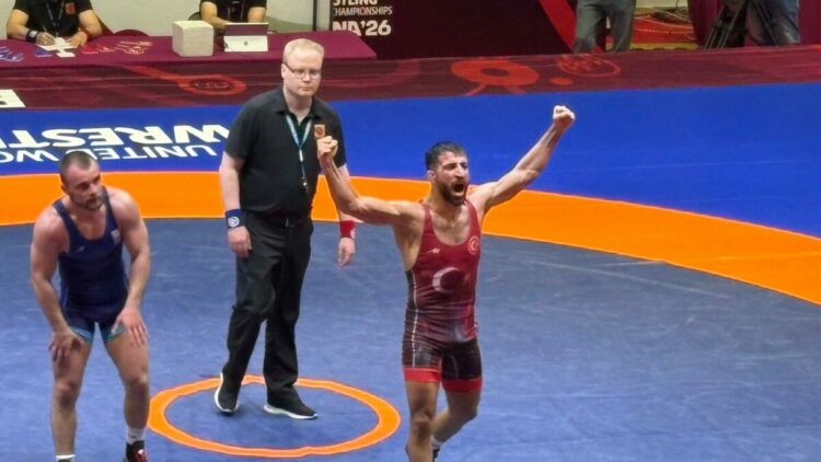 Murat Fırat, Avrupa Güreş Şampiyonası'nda finale yükseldi