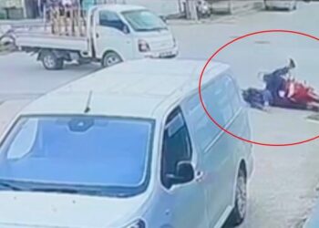 Kamyonetle çarpışan motosikletin sürücüsü yaralandı; kaza kamerada