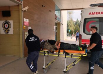 Hafif ticari aracın çarptığı motosikletin sürücüsü ağır yaralandı
