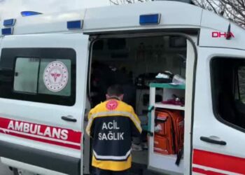 Minibüs ile hafif ticari araç kafa kafaya çarpıştı; 2 yaralı