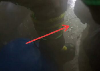 İş yerindeki yangında dumandan bayılan kişiyi itfaiye kurtardı; o anlar kask kamerasında