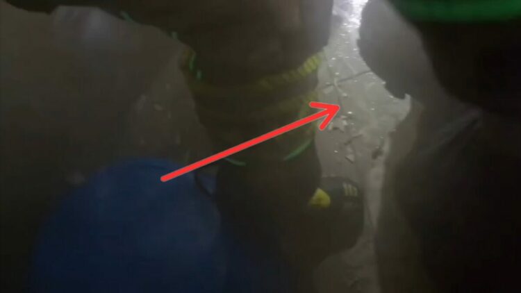 İş yerindeki yangında dumandan bayılan kişiyi itfaiye kurtardı; o anlar kask kamerasında