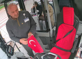 Yere düşen Türk Bayrağı için otobüsü durdurdu