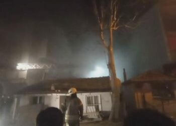 Silivri'de gecekonduda çıkan yangın söndürüldü