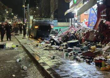 Otomobil iş yerlerine çarpıp, devrildi