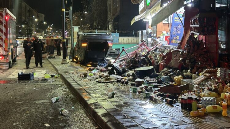 Otomobil iş yerlerine çarpıp, devrildi