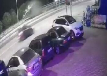 Takla atan otomobil karşı yöne devrildi; 3 yaralı
