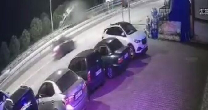 Takla atan otomobil karşı yöne devrildi; 3 yaralı