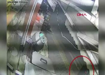 İş yerlerine çarpıp devrilen otomobilin altında kalmaktan son anda kurtuldu