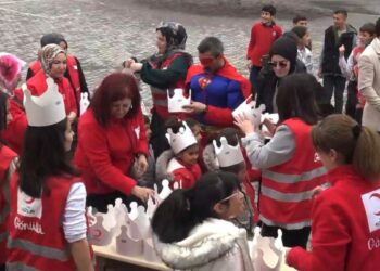 Kızılay’dan 23 Nisan öncesi çocuklara oyuncak sürprizi