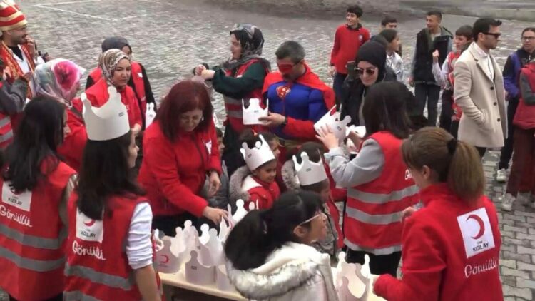 Kızılay’dan 23 Nisan öncesi çocuklara oyuncak sürprizi