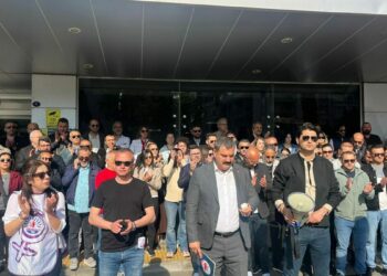 Karşıyaka Belediyesi'nde memurlardan tam gün iş bırakma eylemi