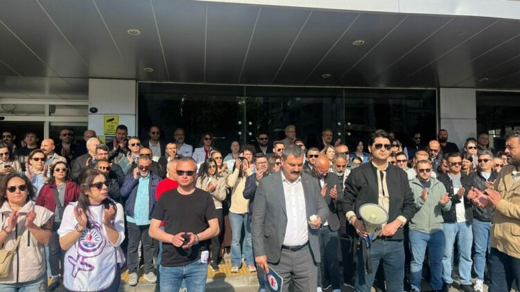 Karşıyaka Belediyesi'nde memurlardan tam gün iş bırakma eylemi