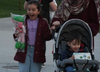 Düşen oyuncaklar çocuklara bayram hediyesi oldu