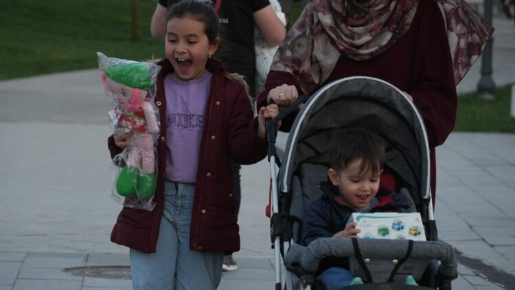 Düşen oyuncaklar çocuklara bayram hediyesi oldu